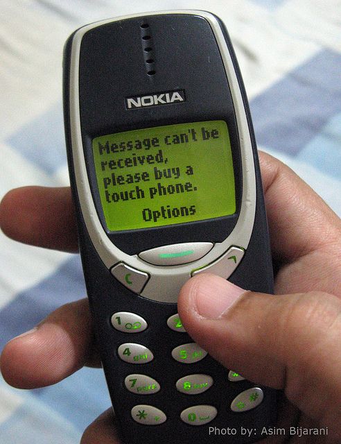 A photo of someone not being able to text properly on a Nokia Phone
