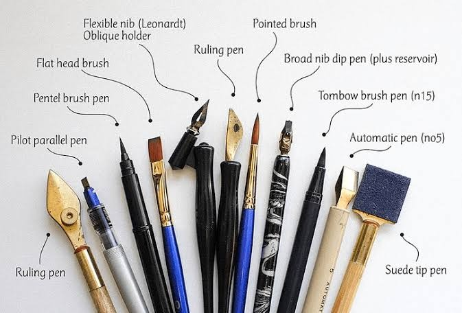 The Modern Calligraphic pen includes all kinds of nib pens, brushes and markers providing a more versatile form that can be adapted to any style and form of writing.